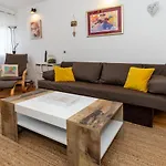 Spacious Split Apartment - Balcony & Near Old Town