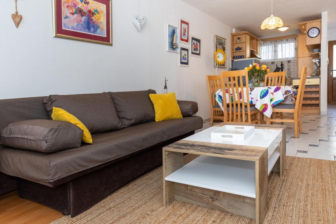 Spacious - Balcony & Near Old Town Apartman